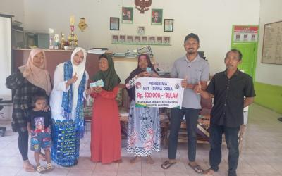 Pemerintahan Desa Selagan Raya menyalurkan BLT-DD kepada warganya, Sabtu (11/4/2026). (Oye/PenaRafflesia.Com)