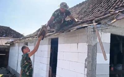 Pada Selasa (28/7/2026), suasana di RT.013 RW.006 tampak berbeda. Sejumlah anggota Satgas TNI Manunggal Membangun Desa (TMMD) ke-129 Kodim 0813 Bojonegoro sibuk bahu-membahu dalam program rehabilitasi Rumah Tidak Layak Huni (RTLH).