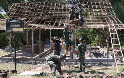 Kebersamaan antara prajurit TNI dan masyarakat kembali terlihat saat proses renovasi rumah milik Mbah Kardo (86) memasuki tahap pemasangan atap, Kamis (30/7/2026).