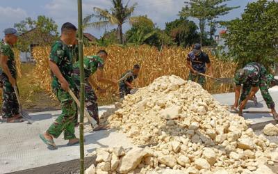 Memasuki tahap akhir pekerjaan, personel Satgas dan warga melaksanakan perataan bahu jalan (berem) untuk menyempurnakan konstruksi jalan, Minggu (2/8/2026).