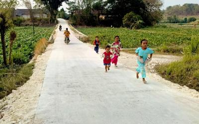  Anggi bersama teman-temannya bermain dan berlari di jalan cor hasil pembangunan TMMD ke-129 Kodim 0813 Bojonegoro di Dusun Mundu, Desa Kesongo, Kecamatan Kedungadem, Kabupaten Bojonegoro, Minggu (09/08/2026). Foto: Deni Ari Pandi/Sumber: TMMD Bojonegoro.