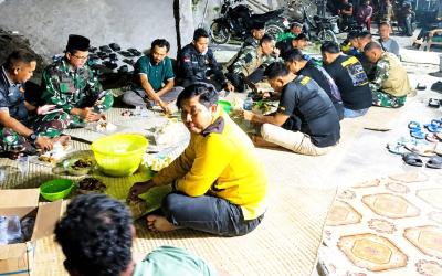 Keterangan Foto: Warga Desa Kesongo bersama personel Satgas TMMD ke-129 Kodim 0813/Bojonegoro menggelar tasyakuran dan makan bersama sebagai ungkapan syukur atas rampungnya program pembangunan, Rabu (12/8/2026) malam. Suasana penuh keakraban menjadi gambaran kemanunggalan TNI dan rakyat selama pelaksanaan TMMD. Foto: Deni Flamboyan/Sumber: TMMD Bojonegoro.