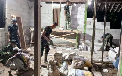 Pemandangan itu menjadi bukti bahwa pengabdian tidak mengenal batas waktu. Demi memastikan program Rumah Tinggal Layak Huni (RTLH) selesai sesuai target, personel Satgas bersama warga memilih melanjutkan pekerjaan hingga malam hari.
