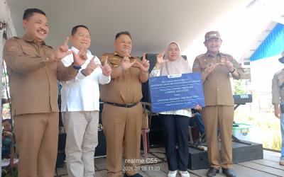 Bupati dan Wakil Bupati Bengkulu Selatan beserta Kepala Perwakilan Bank Indonesia Cabang Bengkulu Menyerahkan Satu Uinit Combine ke KKWT Anugrah