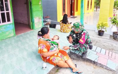  Salah satunya dilakukan Babinsa Desa Kesongo, Serka Lasmidi, yang menyambangi warga secara langsung dari rumah ke rumah di Desa Kesongo, Kecamatan Kedungadem, Kabupaten Bojonegoro, Rabu (5/8/2026).