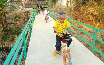 Senyum Nyaring di Atas Jembatan TMMD 129 Bojonegoro Brang Etan: Buat Ibu-Ibu dan Santri Cilik Bernapas Lega