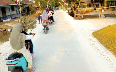 Satgas TMMD ke-129 Kodim 0813/Bojonegoro bersama masyarakat saat menyelesaikan sasaran pembangunan dalam program TMMD di Desa Kesongo, Kecamatan Kedungadem, Kabupaten Bojonegoro, Selasa (11/8/2026).