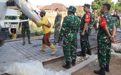 Komandan Satuan Tugas (Dansatgas) TMMD ke-129 Kodim 0813/Bojonegoro, Letkol Inf Dedy Dwi Wijayanto, turun langsung meninjau progres pembangunan jalan cor beton di Dusun Kedungpandan, Desa Kesongo, Kecamatan Kedungadem, Kabupaten Bojonegoro, Rabu (22/7/2026). 