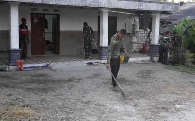 Para prajurit Satgas TMMD ke- 129 Kodim 0813 Bojonegoro yang menginap di rumah-rumah warga Desa Kesongo Kecamatan Kedungadem, membiasakan diri untuk bangun pagi, serta langsung membersihkan lingkungan rumah dan sekitarnya.