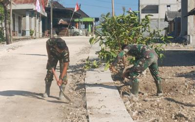 Satgas TMMD ke-129 Kodim 0813/Bojonegoro bersama warga bergotong royong mengerjakan pembangunan drainase sepanjang 330 meter di Dusun Krebet, Desa Kesongo, Kecamatan Kedungadem, Kabupaten Bojonegoro, Kamis (6/8/2026). Foto: Deni Ari Pandi/Sumber TMMD Bojonegoro.