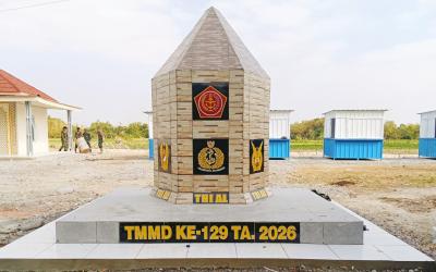 Tugu TMMD ke-129 Kodim 0813/Bojonegoro yang telah selesai dibangun di kawasan Rest Area Terpadu Desa Kesongo, Kecamatan Kedungadem, Kabupaten Bojonegoro, Selasa (11/8/2026). Foto: Deni Flamboyan/Sumber TMMD Bojonegoro