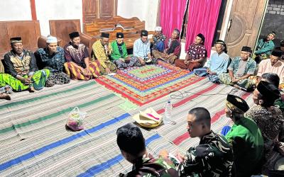 sejumlah anggota Satgas TMMD menghadiri tahlilan 1.000 hari di kediaman salah seorang warga di Dusun Mundu, Desa Kesongo, Kecamatan Kedungadem, Kabupaten Bojonegoro, Rabu (22/7/2026).