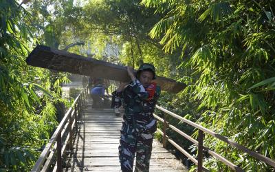 Aparat TNI terus membuktikan komitmen, mereka bukan sekadar pengawas, melainkan rekan seperjuangan yang terjun langsung ke lapangan bersama masyarakat setempat.