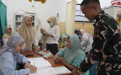 Koordinator Bidan Puskesmas Kesongo, Suharti, S.ST., M.Keb., mengatakan bahwa keterlibatan tenaga kesehatan dalam program TMMD merupakan bentuk sinergi lintas sektor untuk mendukung pembangunan desa secara menyeluruh.