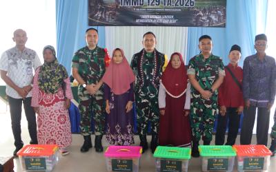 Tim Pengawasan dan Evaluasi (Wasev) TMMD ke-129 bersama Satgas TMMD Kodim 0813/Bojonegoro menyalurkan bantuan sosial berupa 100 paket sembako kepada warga kurang mampu di Desa Kesongo, Kecamatan Kedungadem, Kabupaten Bojonegoro, Jumat (31/7/2026).