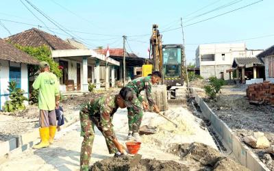 Salah satu sasaran fisik yang saat ini dikebut penyelesaiannya adalah pembangunan saluran drainase sepanjang 330 meter di Dusun Krebet, Desa Kesongo, Kecamatan Kedungadem, Kabupaten Bojonegoro, Senin (3/8/2026).