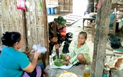 Suara alu kayu yang berbenturan secara ritmis dengan lumpang menembus keheningan dapur bersahaja bermandikan cahaya matahari pagi, Selasa (4/8/2026).
