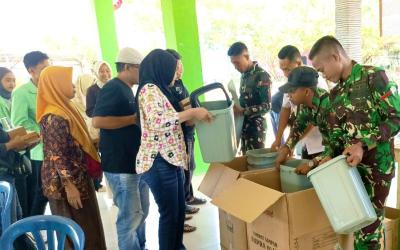 Personel Satgas TMMD ke-129 Kodim 0813/Bojonegoro membagikan tempat sampah kepada warga sebagai bagian dari edukasi menjaga kebersihan lingkungan di Desa Kesongo, Kecamatan Kedungadem, Kabupaten Bojonegoro, Kamis (6/8/2026). Foto: Deni Ari Pandi/Sumber TMMD Bojonegoro.