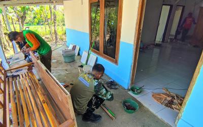 Gotong Royong Renovasi RTLH: Anggota Satgas TMMD ke-129 Kodim 0813 Bojonegoro bersama warga bergotong royong mengerjakan renovasi rumah Jasmiati di RT 009/RW 003, Desa Kesongo, Kecamatan Kedungadem, Jumat (7/8/2026). Renovasi dilakukan untuk menghadirkan hunian yang lebih aman dan nyaman bagi keluarga penerima manfaat.