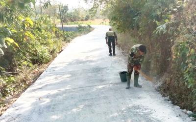  Personel Satgas TMMD ke-129 Kodim 0813/Bojonegoro membersihkan sisa material di jalan hasil pembangunan TMMD di Dusun Kedungpandan, Desa Kesongo, Kecamatan Kedungadem, Kabupaten Bojonegoro.