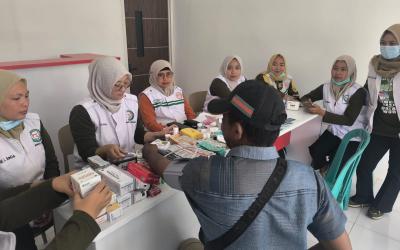 Warga mengikuti pemeriksaan dan pengobatan gratis dalam rangkaian penutupan TMMD ke-129 di Desa Kesongo, Kecamatan Kedungadem, Kabupaten Bojonegoro, Kamis (13/8/2026). Layanan kesehatan tersebut meliputi pemeriksaan tekanan darah, gula darah, asam urat, kolesterol, serta pengukuran tinggi dan berat badan. Foto: Deni Flamboyan/Sumber: TMMD Bojonegoro.