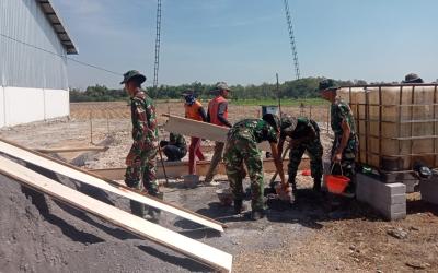 Kekompakan prajurit TNI dan masyarakat terlihat jelas di lokasi pembangunan. Semangat kebersamaan menjadi modal utama untuk mempercepat penyelesaian proyek yang diharapkan mampu memberikan manfaat jangka panjang bagi warga Desa Kesongo.