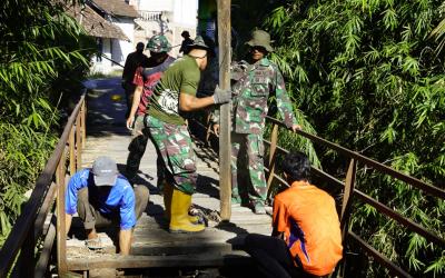Langkah nyata pembukaan akses yang lebih aman, dan kokoh bagi warga pedesaan resmi dimulai. Satuan Tugas (Satgas) TNI Manunggal Membangun Desa (TMMD) ke- 129 Kodim 0813 Bojonegoro mulai membongkar jembatan lama di Dusun Mundu, Desa Kesongo, Kecamatan Kedungadem.