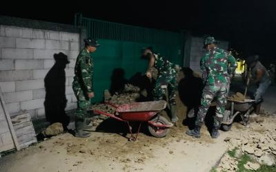 Demi mempercepat penyelesaian program rehabilitasi Rumah Tinggal Layak Huni (RTLH) milik Ibu Saelah di Desa Kesongo, Kecamatan Kedungadem, personel Satgas bersama warga tetap bekerja hingga malam hari, Sabtu (25/7/2026).