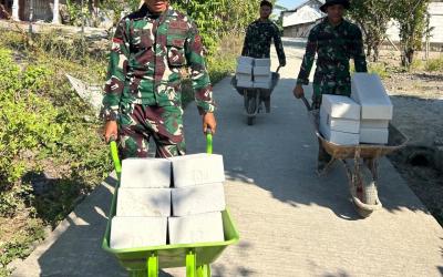 Salah seorang anggota Satgas TMMD, Prada Axhim Yonas M. Lekoli, mengatakan gerobak sorong memiliki peran yang sangat penting dalam mendukung mobilisasi material di area yang aksesnya terbatas.