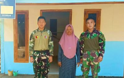  Personel Satgas TMMD ke-129 Kodim 0813/Bojonegoro bersama warga saat menyelesaikan rehabilitasi rumah milik Tini di RT 021/RW 009, Desa Kesongo, Kecamatan Kedungadem, Kabupaten Bojonegoro, Senin (10/8/2026). Foto: Deni Flamboyan/Sumber TMMD Bojonegoro