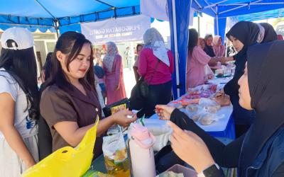 Keterangan Foto: Warga menyerbu pasar murah yang digelar dalam rangka penutupan TMMD ke-129 Kodim 0813/Bojonegoro di Desa Kesongo, Kecamatan Kedungadem, Kamis (13/8/2026). Kegiatan tersebut menyediakan kebutuhan pokok dengan harga terjangkau dan mendapat antusiasme masyarakat. Foto: Deni Flamboyan/Sumber: TMMD Bojonegoro.