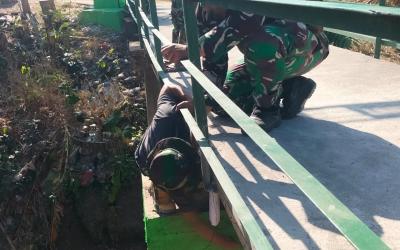 Personel Satgas TMMD ke-129 Kodim 0813/Bojonegoro melakukan pengecatan pagar pengaman Jembatan Brang Etan yang memasuki tahap finishing di Desa Kesongo, Kecamatan Kedungadem, Kabupaten Bojonegoro, Kamis (6/8/2026). Foto: Deni Ari Pandi/Sumber TMMD Bojonegoro.