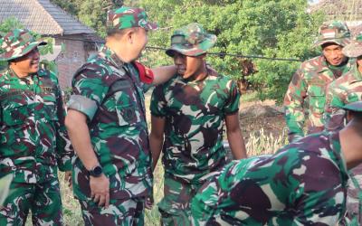 Komandan Satuan Tugas (Dansatgas) TMMD ke-129 Kodim 0813/Bojonegoro, Letkol Inf Dedy Dwi Wijayanto, turun langsung ke lapangan untuk memberikan motivasi kepada seluruh personel yang terlibat dalam pelaksanaan Program TNI Manunggal Membangun Desa (TMMD) ke-129 Tahun 2026 di Desa Kesongo, Kecamatan Kedungadem, Kabupaten Bojonegoro, Rabu (22/7/2026).