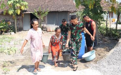 Selain melaksanakan pembangunan infrastruktur, personel Satgas TMMD juga membantu mendistribusikan air bersih kepada warga yang terdampak musim kemarau, khususnya di Dusun Krebet, Minggu (26/7/2026).