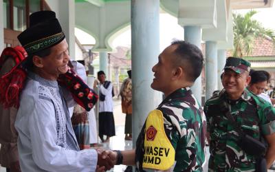 suasana kebersamaan saat rombongan melaksanakan Salat Jumat bersama masyarakat di Masjid Nur Rohman, Jumat (31/7/2026).