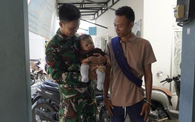 Hangat di Tengah Pengabdian: Serda Fauzi Zeyd Abdillah, anggota Satgas TMMD ke-129 Kodim 0813 Bojonegoro, menggendong balita warga di sela aktivitas pembangunan TMMD di Desa Kesongo, Kecamatan Kedungadem, Kabupaten Bojonegoro, Kamis (6/8/2026). Momen tersebut menjadi gambaran kedekatan dan kemanunggalan TNI dengan masyarakat.