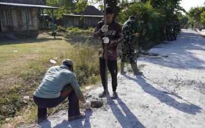 Melalui Program TNI Manunggal Membangun Desa (TMMD) ke-129 Kodim 0813/Bojonegoro, pembangunan jalan rigid beton terus menunjukkan progres positif dan menjadi simbol nyata kolaborasi antara TNI dan masyarakat.