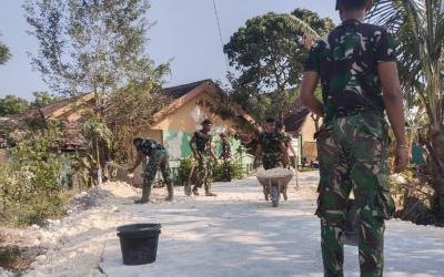 Pada Selasa (4/8/2026), fokus pekerjaan bergeser pada detail penting yang menentukan ketahanan jalan cor beton Dusun Kedungpadan yaitu perataan bahu jalan (berem).