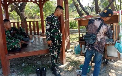 Pada Sabtu (25/7/2026), gerobak bakso sederhana milik Pak Sholeh kembali dipadati para prajurit TNI yang memanfaatkan waktu istirahat untuk menikmati semangkuk bakso hangat. Suasana akrab antara anggota Satgas dan masyarakat pun terlihat jelas di sela-sela aktivitas pembangunan desa.