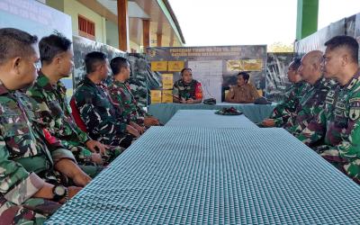 Saat memberikan arahan, Letkol Inf Dedy Dwi Wijayanto menekankan pentingnya menjaga disiplin, kekompakan, serta profesionalisme dalam menjalankan setiap tugas, baik di lapangan maupun di Posko sebagai pusat koordinasi kegiatan.