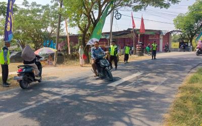 Di balik ramainya kegiatan yang menjadi ruang promosi bagi pelaku usaha lokal tersebut, terdapat peran penting anggota Satuan Perlindungan Masyarakat (Satlinmas) Desa Kesongo yang turut menjaga keamanan dan kelancaran acara, Jumat (31/7/2026).