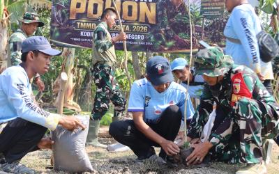 Satgas TMMD ke-129 Kodim 0813 Bojonegoro bersama Pemdes Kesongo, DLH, mahasiswa, dan masyarakat menanam bibit pohon dalam kegiatan penghijauan di Desa Kesongo, Kecamatan Kedungadem, Bojonegoro, Jumat (7/8/2026).
