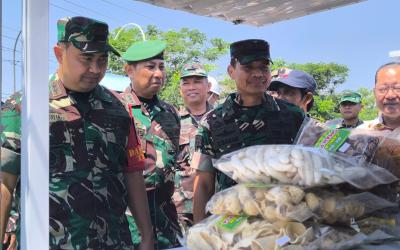Keterangan Foto: Kasdam V/Brawijaya Brigjen TNI Zainul Bahar, S.H., M.Si., bersama Dandim 0813/Bojonegoro Letkol Inf Dedy Dwi Wijayanto meninjau fasilitas booth UMKM di Desa Kesongo, Kecamatan Kedungadem, Kabupaten Bojonegoro, Kamis (13/8/2026). Penataan kawasan UMKM menjadi salah satu upaya TMMD ke-129 dalam mendorong aktivitas dan kemandirian ekonomi masyarakat. Foto: Deni Flamboyan/Sumber: TMMD Bojonegoro.