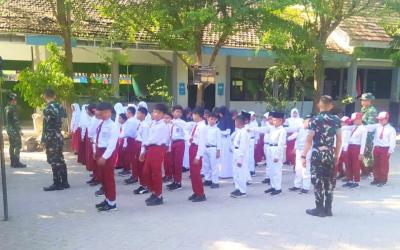 Kehadiran prajurit TNI di tengah lingkungan sekolah juga menciptakan suasana yang akrab. Interaksi yang terjalin selama latihan membuat para siswa lebih percaya diri dan semakin termotivasi untuk memberikan penampilan terbaik pada perlombaan mendatang.
