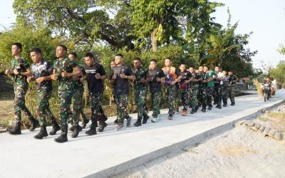 Salah satu upaya yang dilakukan adalah menggelar pembinaan fisik (Binsik) berupa lari sore di jalan cor beton yang telah selesai dibangun di Dusun Kedungpandan, Desa Kesongo, Kecamatan Kedungadem, Minggu (26/7/2026).