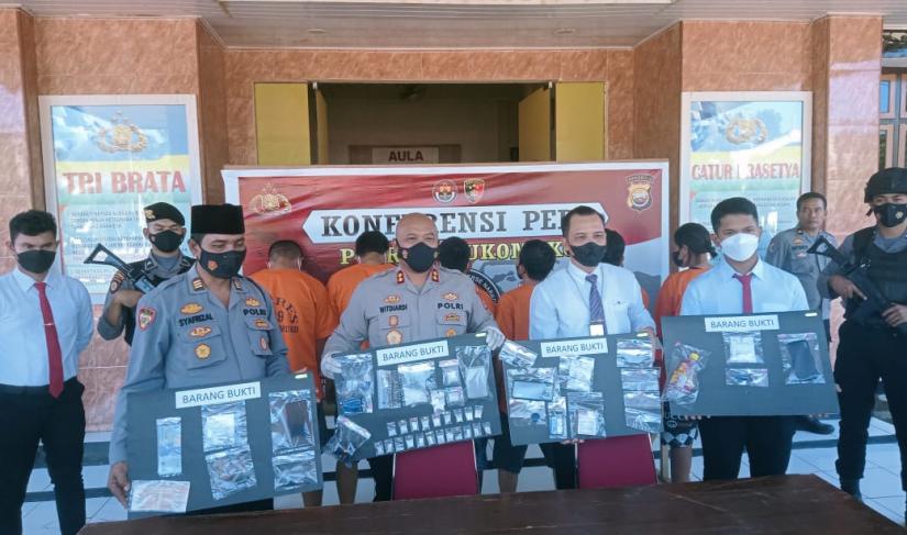 Polres Mukomuko Polda Bengkulu, melalui operasi yang digelar dan pengungkapan kasus Narkoba mulai dari Januari sampai Juni 2022 mengungkap Empat Belas (14) Perkara.