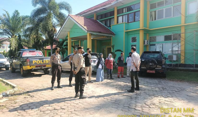 Dinas Pertanian bersama Polres MM dan PMI melakukan antisipasi dan pencegahan merebaknya Wabah penyakit mulut dan kuku (PMK) dengan memberikan penyemprotan cairan pembunuh virus atau disinfektan, Kamis (07/07/22)