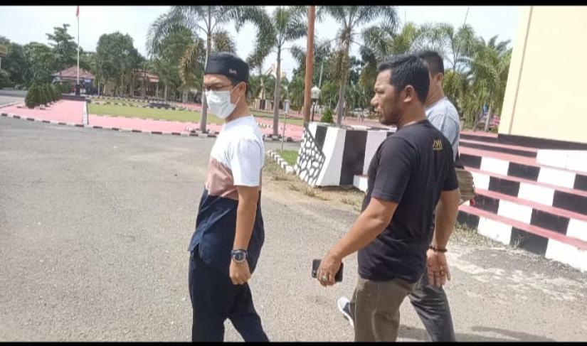 Ketiga orang yang merasa dirugikan tersebut mendatangi Mapolres Mukomuko dan melaporkan balik tudingan yang dilaporkan oleh saudara KR