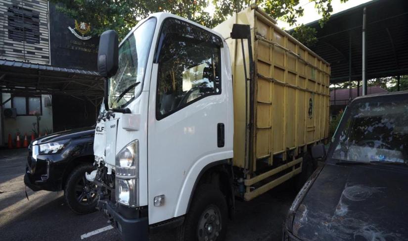Truk Isuzu warna Putih BG 1710 XL yang merupakan salah satu barang bukti, Sabtu (22/10/22). Poto/Rudi