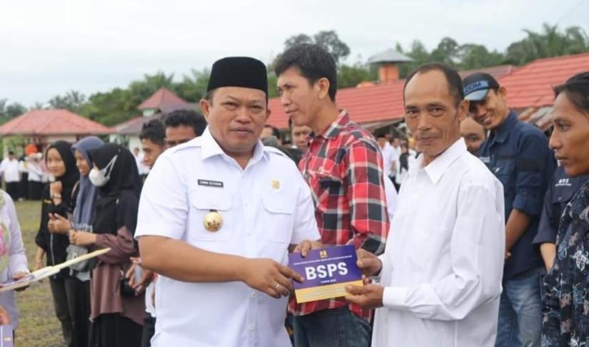 Bupati Seluma serahkan secara Simbolis Rumah BSPS Dan BRS, Rabu (26/10/2022).  Poto/Arzan